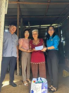 GIVING GIFTS TO POOR HOUSEHOLDS IN HUNG LOC COMMUNE